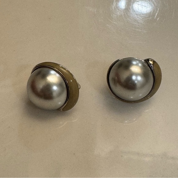 CLIP ON EARRINGS grey faux pearl and enamel on silver tone backing Vintage 80s - Picture 11 of 11